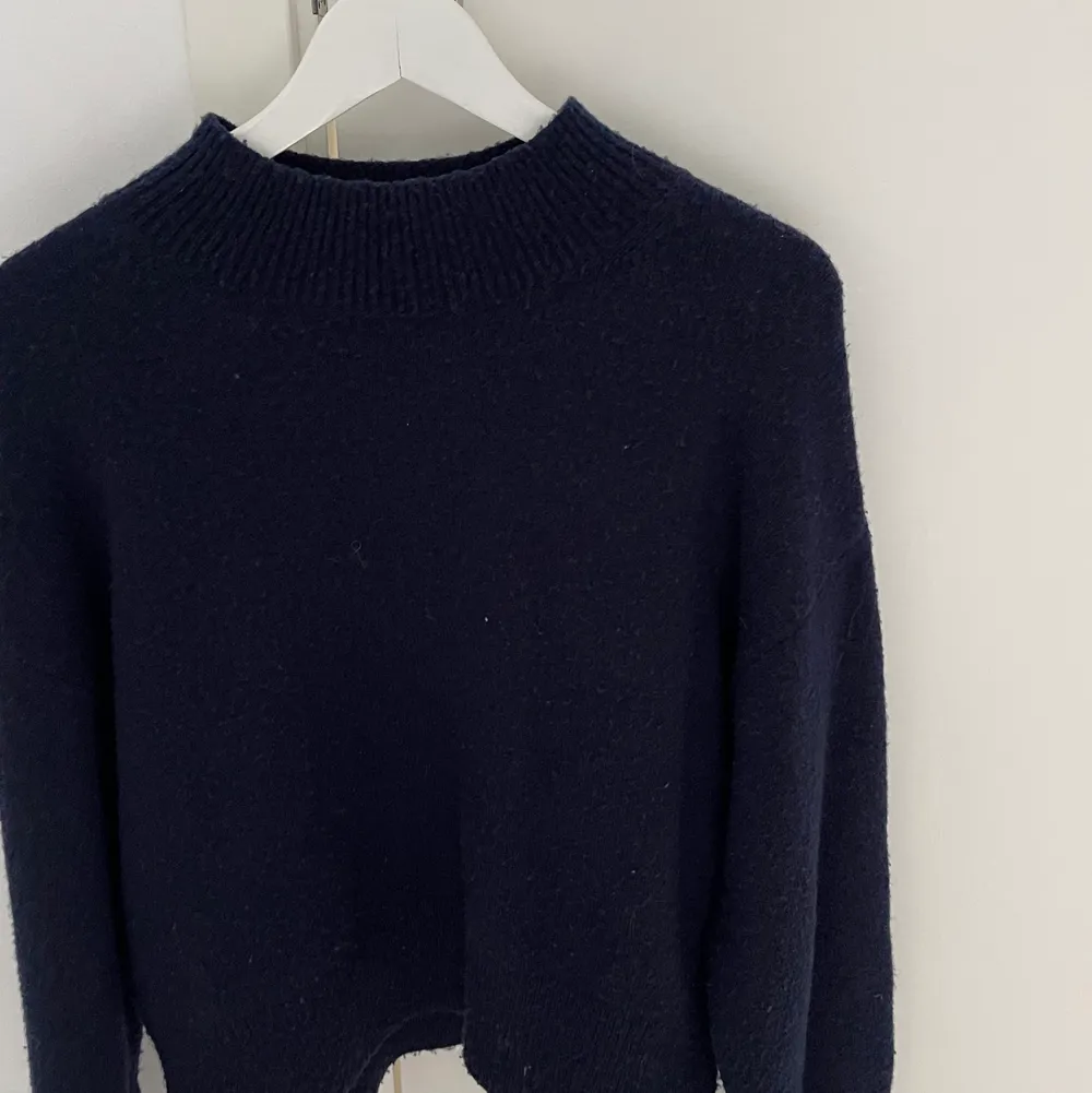 Marinblå stickad tröja från & Other Stories! Nypris: 890 kr. Stickat.