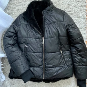 JACKA GUESS - Säljer denna supersnygga jacka som köptes för två år sedan på Guess för 2000 kr. Såå mysig, mjuk och värmande och därför perfekt inför höst och vinter! Skriv för mer info :)