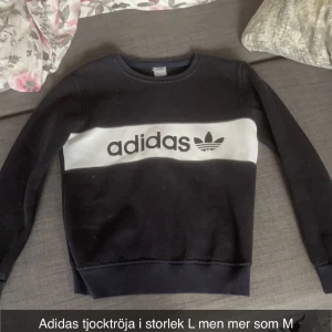 Adidas tjocktröja  - Adidas tjocktröja i storlek L men mer som M använd någon få gång men fortfarande i fint skick 100kr+ frakt 