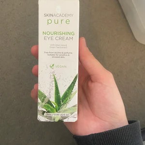 Ögoncremen - En ögoncreme från normal Köpte för 30kr tror jag. Endast testat en gång