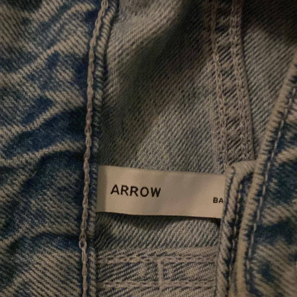 Dem perfekta lågmidjade jeansen, Weekday arrow low. Säljer för att dem inte passade mig, typ inte använda. Postar så snart som jag kan. 💕 . Jeans & Byxor.