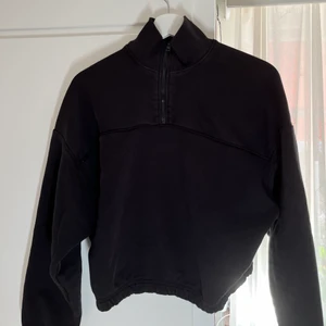 Sweatshirt weekday - Sweatshirt från weekday, inte använt den så mycket då den i min smak är för kort för min långa rygg. 