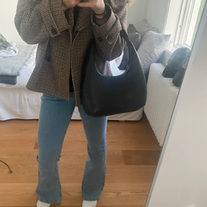 Väska från & other stories  - Snygg väska från & other stories som jag knappt använt! Som ny förutom två små rosa fläckar på undersidan, men dem syns knappt och går säkert att få bort!