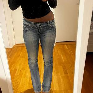 Ett par lågmidjade, miss me jeans som är i bra skick. Storlek 29 (innerbenslängd: 80cm, midjemått 87cm.) Kan mötas upp i centrala/södra Stockholm, kan även frakta (kunden  står för frakten)  Jag är 176 för referens!! Vid snabbt köp kan pris diskuteras.