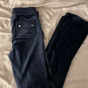 Juicy couture byxor  - Säljer mina jätte fina mörkblåa juicy byxor i storlek xs, köpte dom för ca ett år sen men dom är i gott skick och inga hål eller fläckar💞 skriv för fler bilder på ‼️BUDA EJ OM DU INTE ÄR SÄKER‼️vill ej byta så ingen idé att fråga