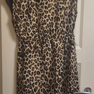 klänning - oanvänd, nyskick.