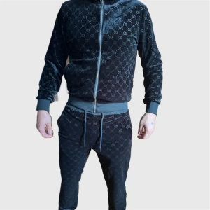 Gucci Set - Säljer ett fint Gucci det. Visst det är använt men i bra skick. 8,5/10 i skick. 