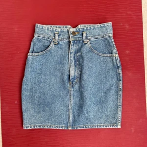 Högmidjad vintage kjol - En högmidjad kjol som är vintage! Strl XXS-XS. Mer blåtonad än på bilderna. Väldigt bra kvalitet. Har en dragkedja på baksidan också🦋 skriv till mig om mått.