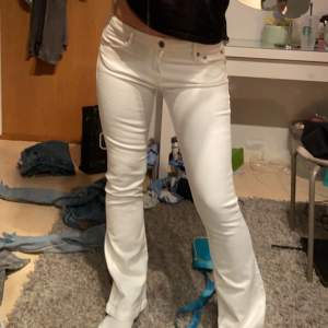 Super fina låga vita jeans från crocker, använt Max 3 gånger🤍  Jag är 173cm lång.