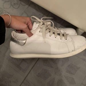Alexander McQueen skor  - Säljer dessa super snygga unika Alexander McQueen skor i storlek 38,5! Skorna är i mycket fint skick med några enstaka slitningar i lädret därav priset. Hör gärna av er vid intresse💓 Pris kan diskuteras vid en snabb affär🫶🏼🫶🏼❤️