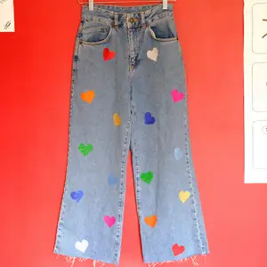 Superfina vida jeans med färgglada glittrande hjärtan fråm märket The Ragged Priest! Använda några gånger och har tyvärr en liten fläck på översta vita hjärtat men är knappt synbart. Är i storlek 26 och då är midjemåttet 66cm och höftmåttet 87cm 😁🌸