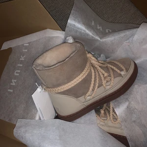 Inuikii skor  - Säljer även dessa inuikiis då jag beställde flera par och dessa var för små, helt oanvända och endast testade