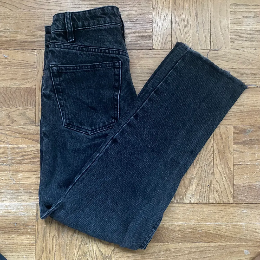 Cropped straight jeans från zara i storlek 32 som är för små för mig. Använda men i väldigt bra skick😊 100kr inklusive frakt!. Jeans & Byxor.