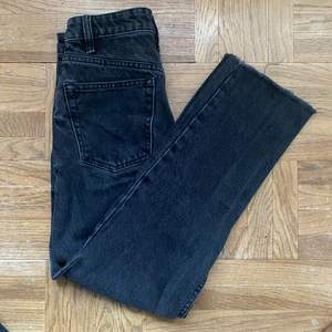Cropped straight jeans från zara i storlek 32 som är för små för mig. Använda men i väldigt bra skick😊 100kr inklusive frakt!