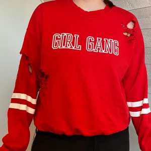 Röd tjocktröja - Röd tjocktröja från Gina som tyvärr inte används. Använd men i bra skick. Kontakta mig för fler frågor💛💛