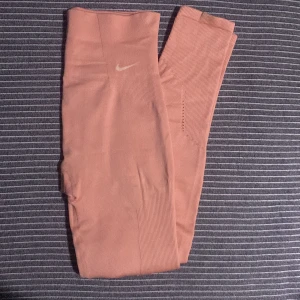 Storlek: S - Säljer de här tränings byxornna från Nike. Men de är köpta från Zalando. De är as sköna  och stretchiga. De sitter as fint oxå, använder de inte längre för att jag har andra jag använder istället, annars är de i skit bra skick. Skriv privat för bilder på.