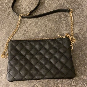 Svart väska - Svart fin väska, rymlig. Köparen står för frakten,( frakten är 80kr)