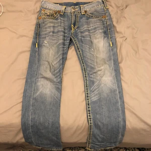 True Religion Jeans - Sjukt feta Trueys. Washen och passformen är perfekt. Storlek 32/32. Väldigt bra condition. Kan mötas i Stockholm eller frakta 🙌
