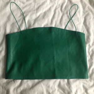 gröt set - skit snyggt grönt set STR 💚  Säljer då byxorna tyvärr är för långa för mina ben, använda en gång.  Köpta för 700kr säljer för 300kr 💚 Byxorna i storlek 40 och ganska långa medans tröjan är i L och liten i storleken. 