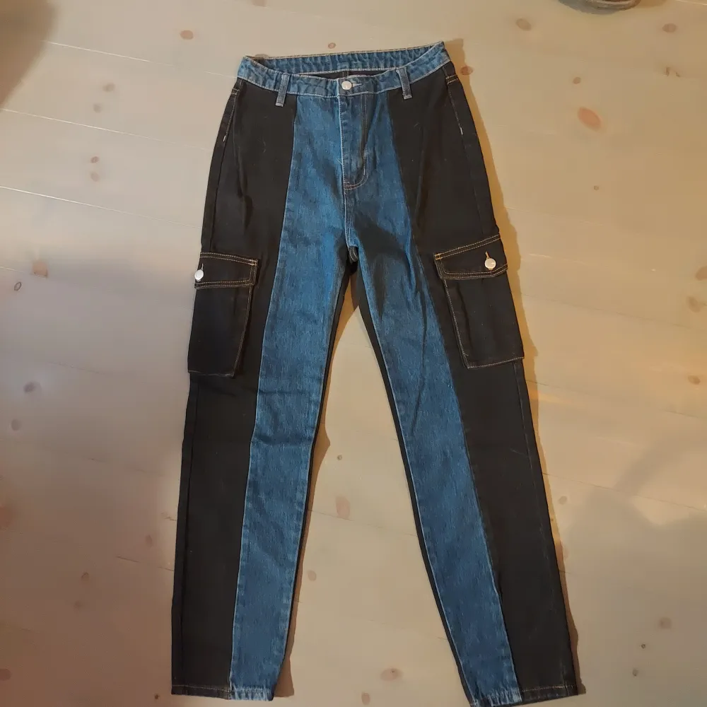 Snygga patchwork jeans köpta Shein. Köpte de för ett par år sedan men var för små så de är ej använda. Står storlek small men är ganksa små så skulle säga att det är mer en xs. Se mått: Midja: 34.5 cm Längd: 100 cm Höft: 46 cm Katt och hund finns i huset🧡. Jeans & Byxor.