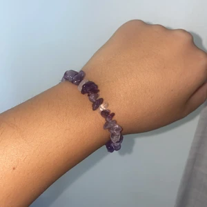 Kristallarmband nr.3 - Ett till jättefint armband med äkta kristaller som ni får lägga bud på☺️köp detta med ett annat armband jag säljer och få 10 kr rabatt, om du köper detta med två andra får du 15kr rabatt, köper du det med tre andra blir det 20kr rabatt osv.❤️