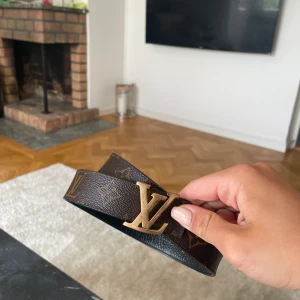 Äkta LV skärp reversible  - Kvitto finns!! Köpt i lv butik🤍 30 mm, storlek S, har varit och gjort extra hål så går att få tightare. Modellen är reversible. En del små repor/missfärgningar på det planerade guldet då jag haft det länge och det brukar bli så med LV tyvärr. 