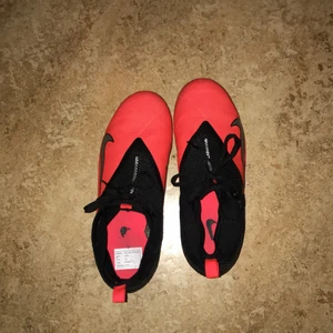 Fotbolls skor Phantom VSN 2 Elite - Jag säljer mina fotbolls skor för att dom var i fel storlek. Dom är använda en gång.