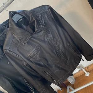 Skinnjacka Lindex - Skinnjacka från Lindex. Storlek:38 Använt skick. Hund finns i hemmet.