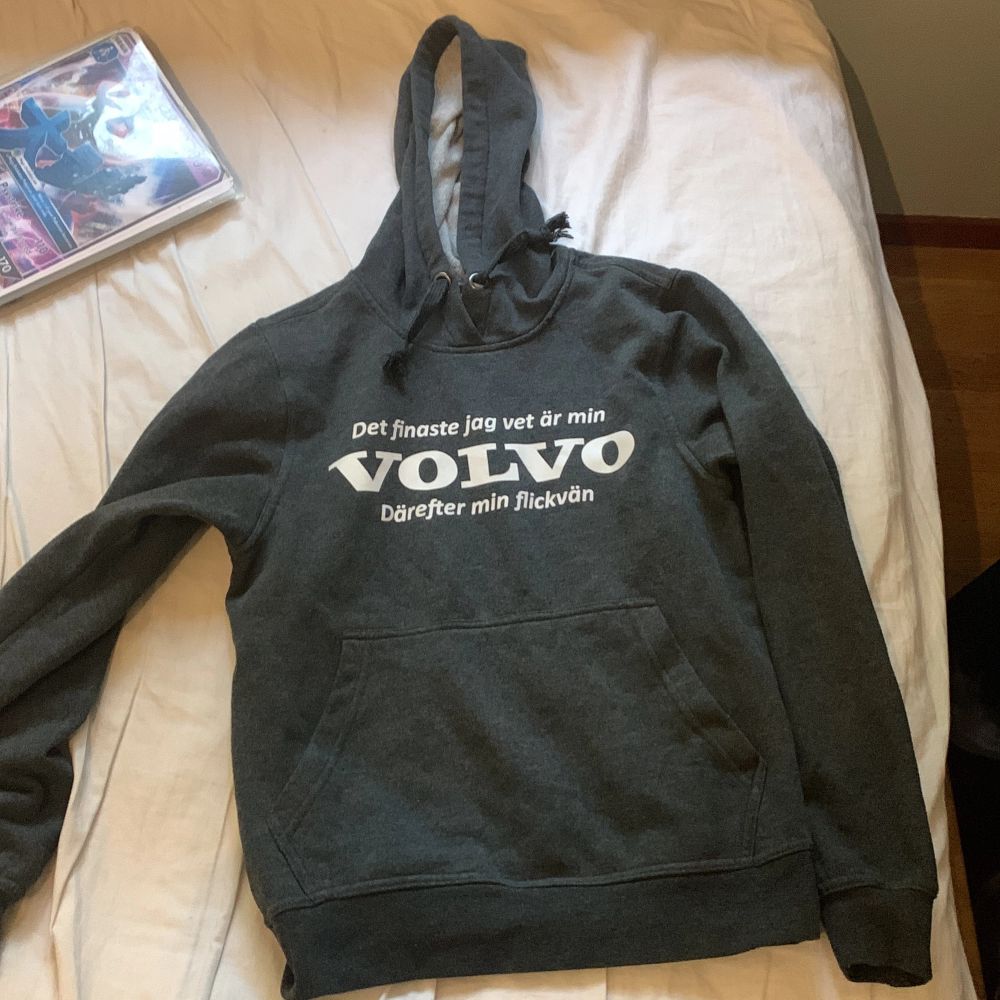 Grå Volvo hoodie - Huvtröjor & Träningströjor | Plick Second Hand