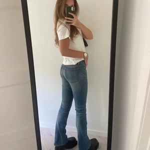 Lågmidjade jeans - Lågmidjade boot cut jeans från Crocker!!🤍🤍 -Ca 95 i ytterbenslängd, 77 i innerbenslängd, 33 i midjan- 
