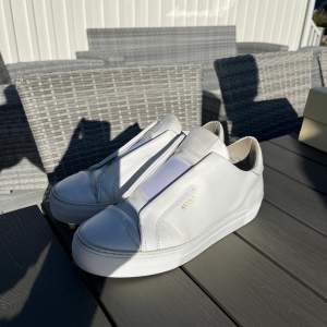 Säljer mina vita Axel Arigato skor i storlek 40 då dom inte kommer till användning längre, använt skick!! Riktigt sköna och fina skor som jag har trivts bra i, kartong medföljer (NYPRIS 1900) säljer för 900! Skriv för fler bilder 