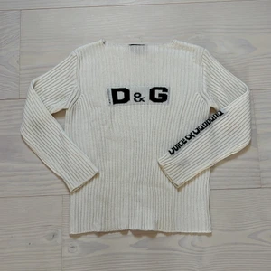 Dolce & Gabbana tröja - Fin tröja som passar bra till hösten. Strl xl men sitter mer som en M!
