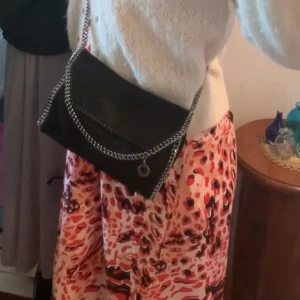 Stella maccartney  - Hej! Vill kolla intresset för denna stella maccartney väska , nypris ca 6000 , skriv vad ni hade kunnat betala ❤️❤️inga bud under 2000