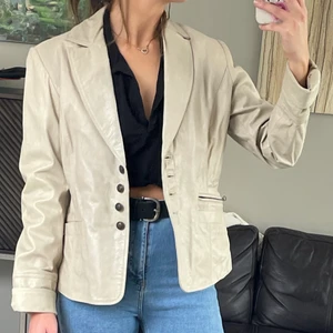 Äkta skinnjacka  - Äldre ljusbeige skinnjacka från Kappahl, storlek M 40/42