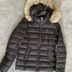 Tommy Hilfiger Jacka - Säljer min Tommy jacka som är använd ett få antal gånger, ser ut som ny. Skriv om mer bilder önskas!