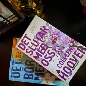 Två böcker av Colleen Hoover  - Säljer åt min syster som läst dessa böcker och tycker de är superbra.men hon har ingen användning för de längre då hon läst böckerna. DET SLUTAR MED OSS DET BÖRJAR MED OSS PRIS GÅR ATT DISKUTERA! Du står för frakt😊 