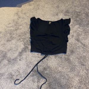 Shein - En magtröja i storlek M. Tröjan är köpt ifrån shein. Säljer den pågrund av att den inte används, den har även inte används många gånger så den är i ett fint skick