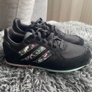 Adidas skor stl 39  - Nästan nya adidas  Använd inomhus 