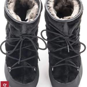 Säljer mina moon boots som använts max 2 gånger förra vintern. Får ingen användning av de så det är bättre att någon annan får njuta av de!! Kan självklart ta bilder på de om du är intresserad. Nypris 2400 kr. Funkar för en 37 och 38