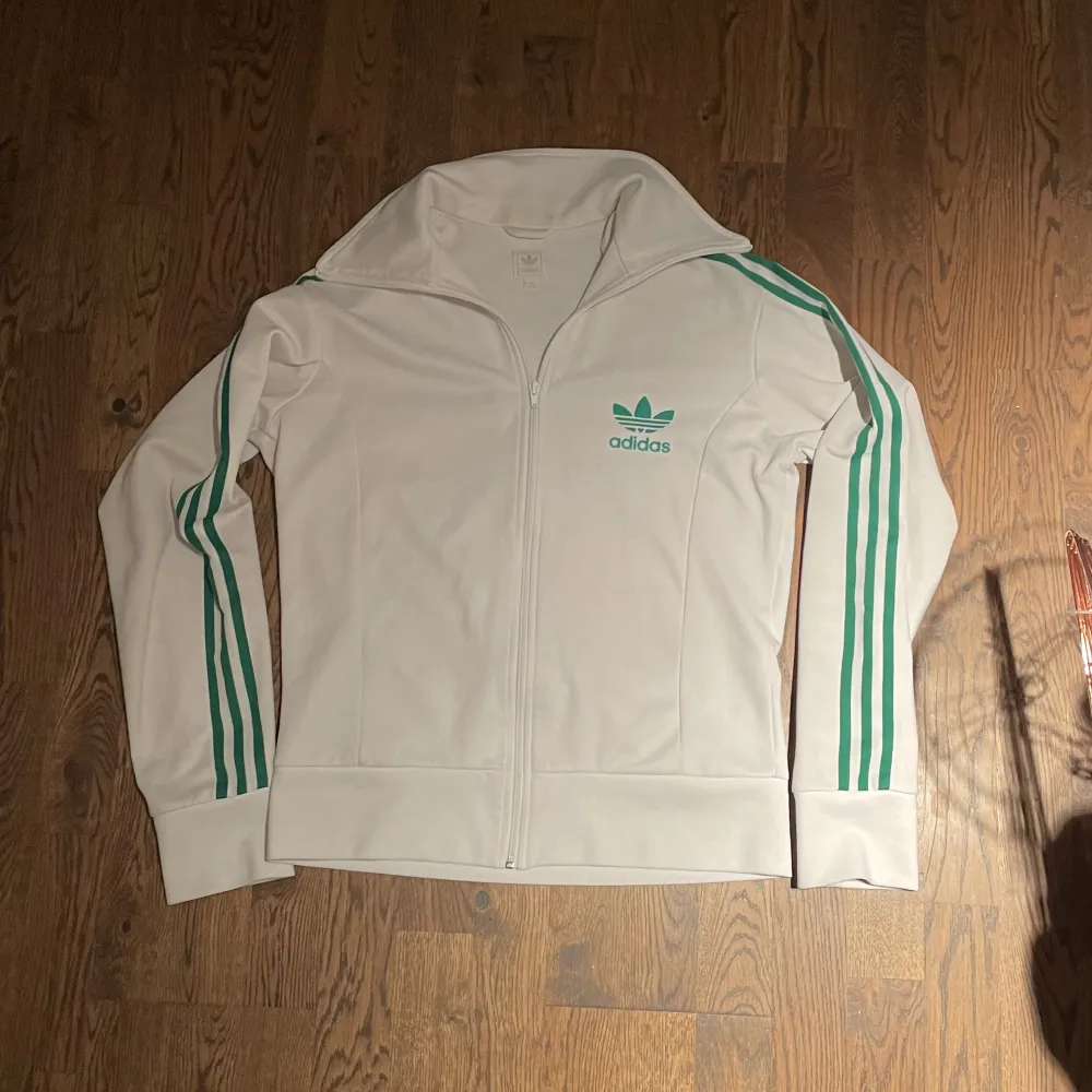 Riktigt fin adidas tracktop, hittade på secondhand för runt 700kr men tröttnade snabbt. Jag är en S och den passar fortfarande bra på mig så skulle säga att både en S och en M kan ha på sig den utan problem. Skriv till mig för fler bilder eller innan köp.. Hoodies.