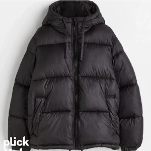 Vinterjacka  - Säljer denna hm jacka i storlek M💕💕💕helt som ny, buda från 250kr