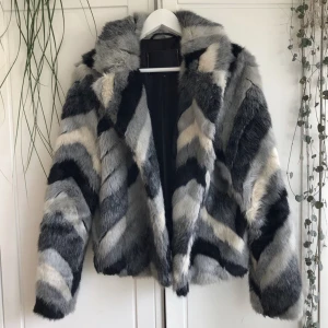 Faux Fur Jacka - Varm päls jacka! Använd men fortsatt bra skick