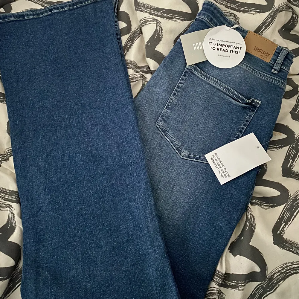 Wendy Side Slit Jeans Medium Denim från Bubbleroom. Byxorna är för stora. Etiketter är kvar. Nypris 549kr. Jeans & Byxor.
