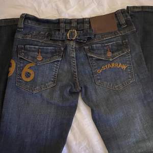 Coola G star jeans, bra skick. Tyvär för små på mig. Skicka dm för frågor 🥰 (dem är skinny där nere) det är därför jag säljer dem för billigt. 💗