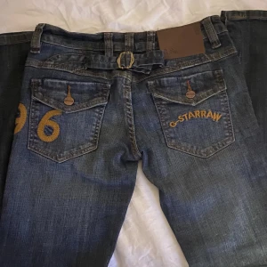 G star jeans - Coola G star jeans, bra skick. Tyvär för små på mig. Skicka dm för frågor 🥰 (dem är skinny där nere) det är därför jag säljer dem för billigt. 💗