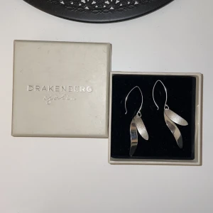 Örhängen  - Ett par örhängen från Drakenberg Sjölin. Använda 1 gång. Nypris 1200