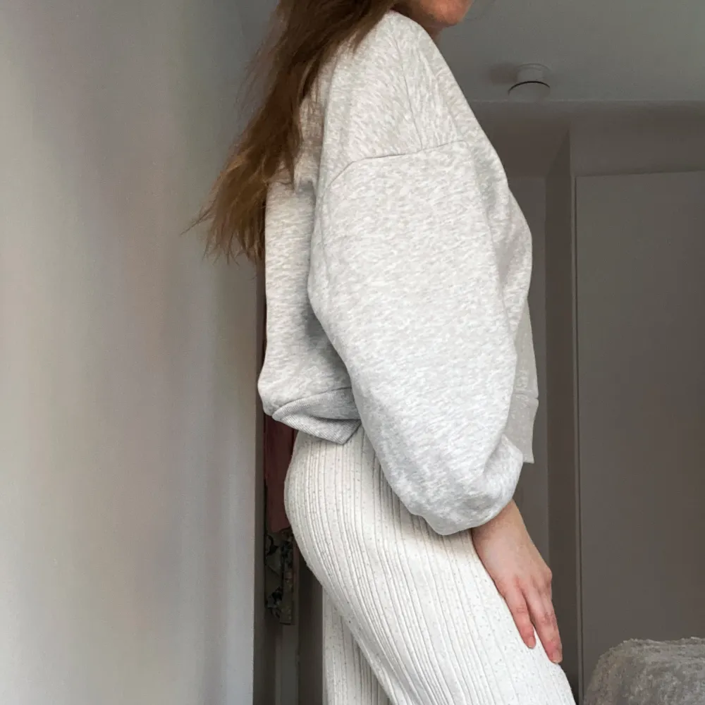 Ljusgrå mysig sweatshirt med snygg passform! Ganska oversized så passar nog en S/M med. Använd några gånger men är som ny! . Tröjor & Koftor.