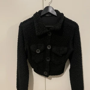 Bumbibjörn jacka - Fluffig och mysig kort jacka 