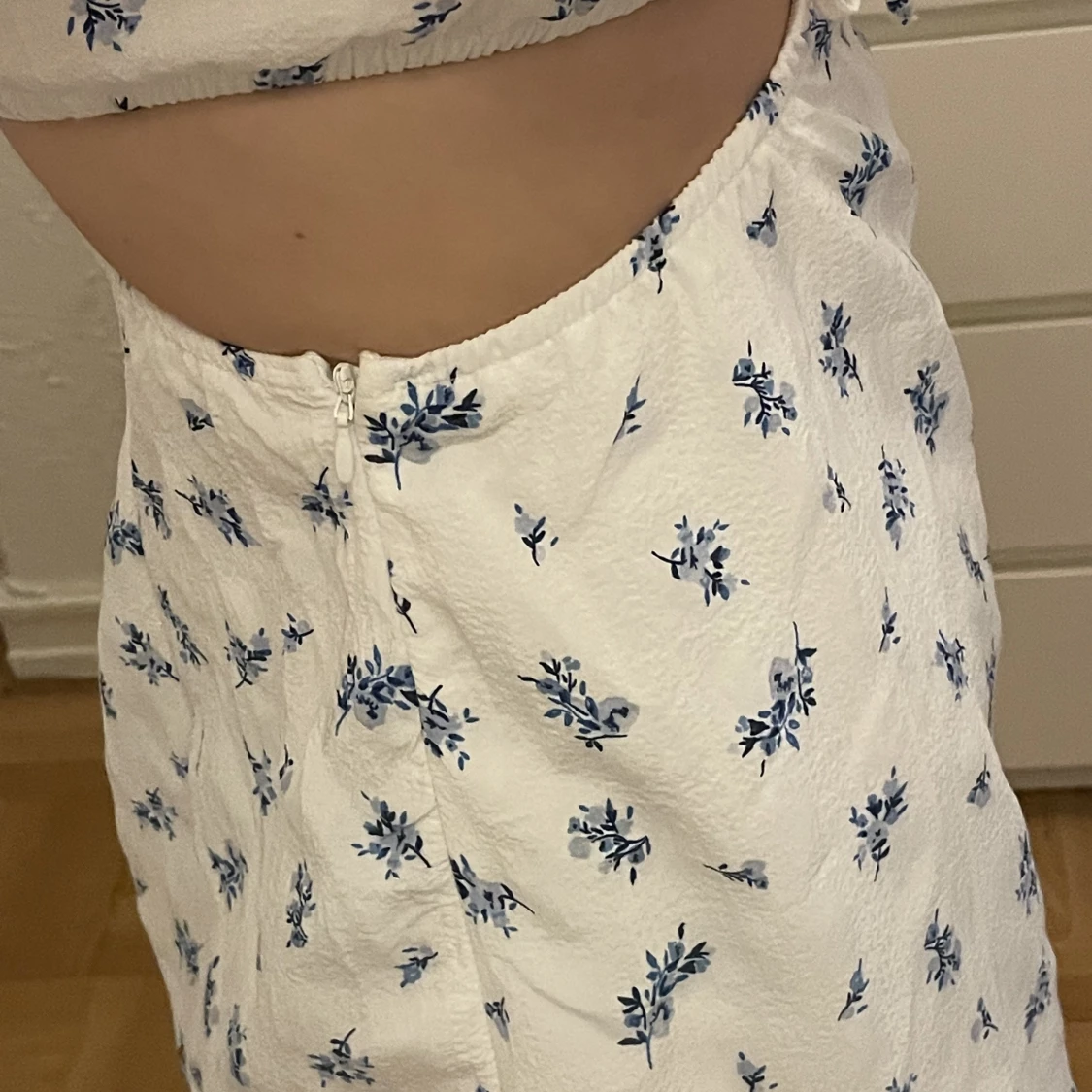 Blommig klänning med cutouts  - 91