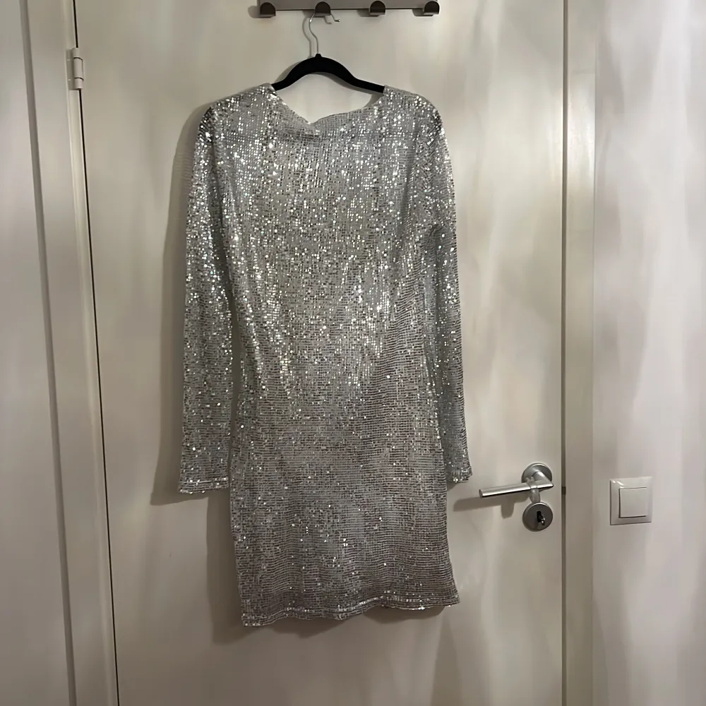 Oanvänd silver glitter klänning med etiketten kvar! Storlek 38 . . Klänningar.